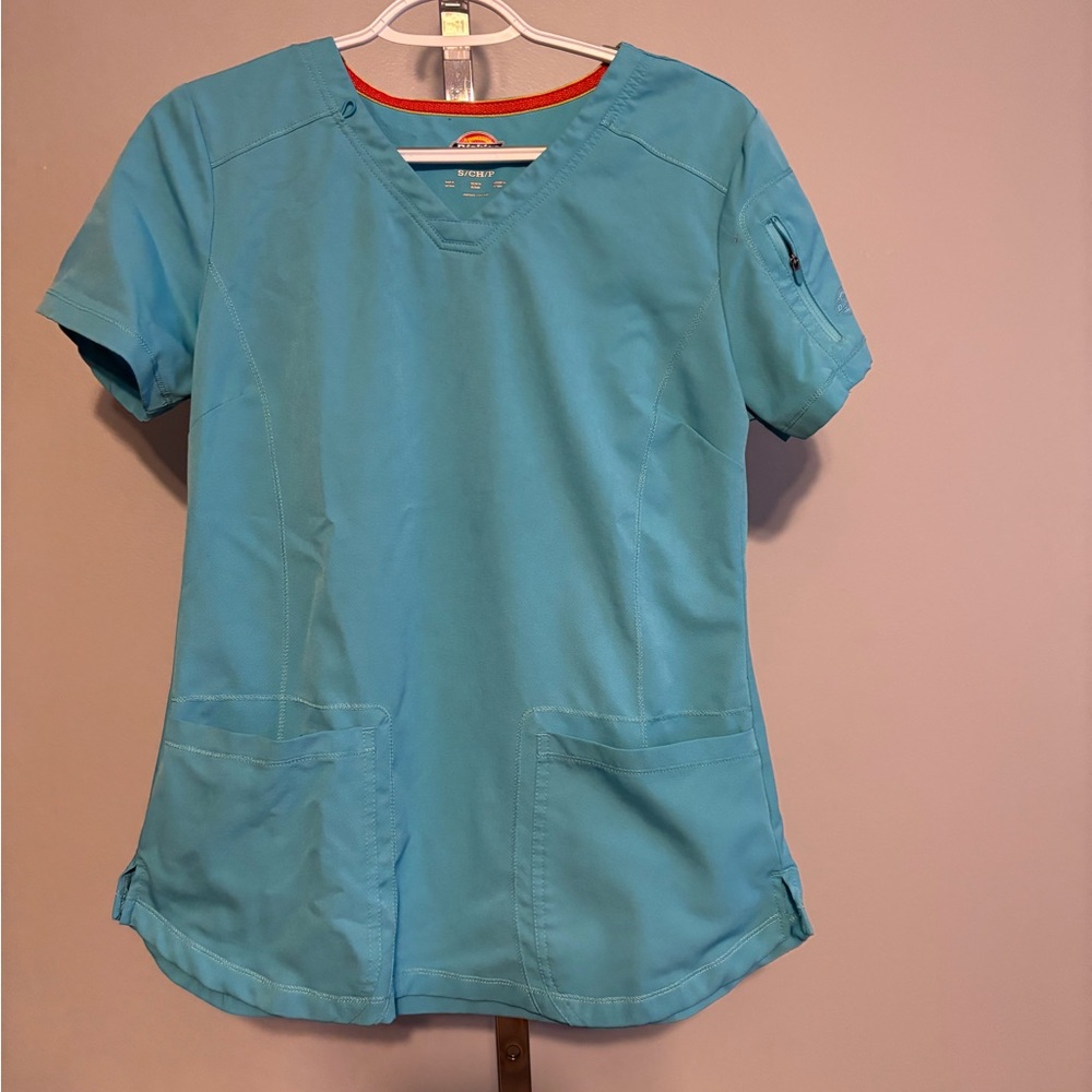 Dickies women’s light blue scrub top small